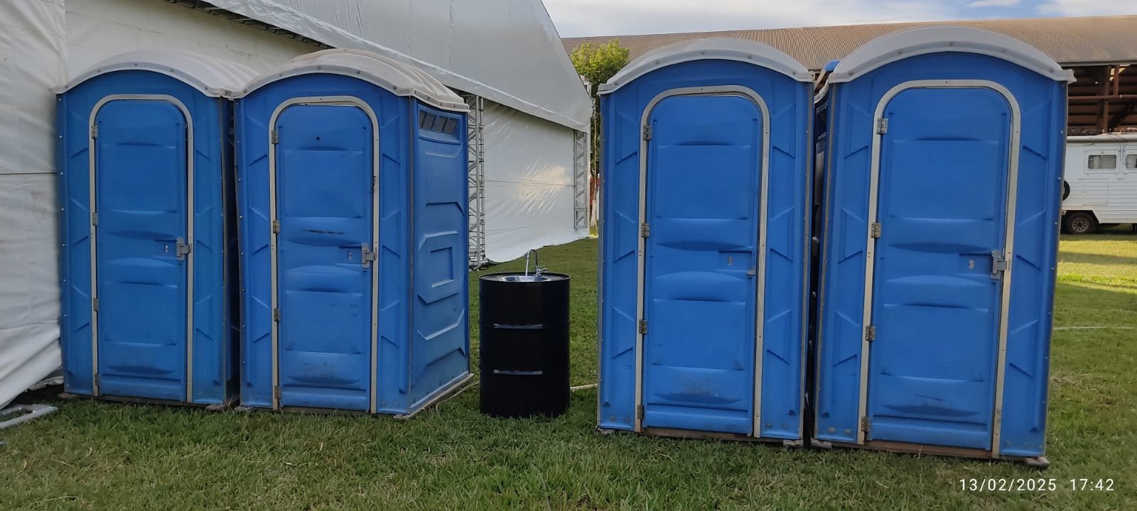 Banheiros químicos em evento