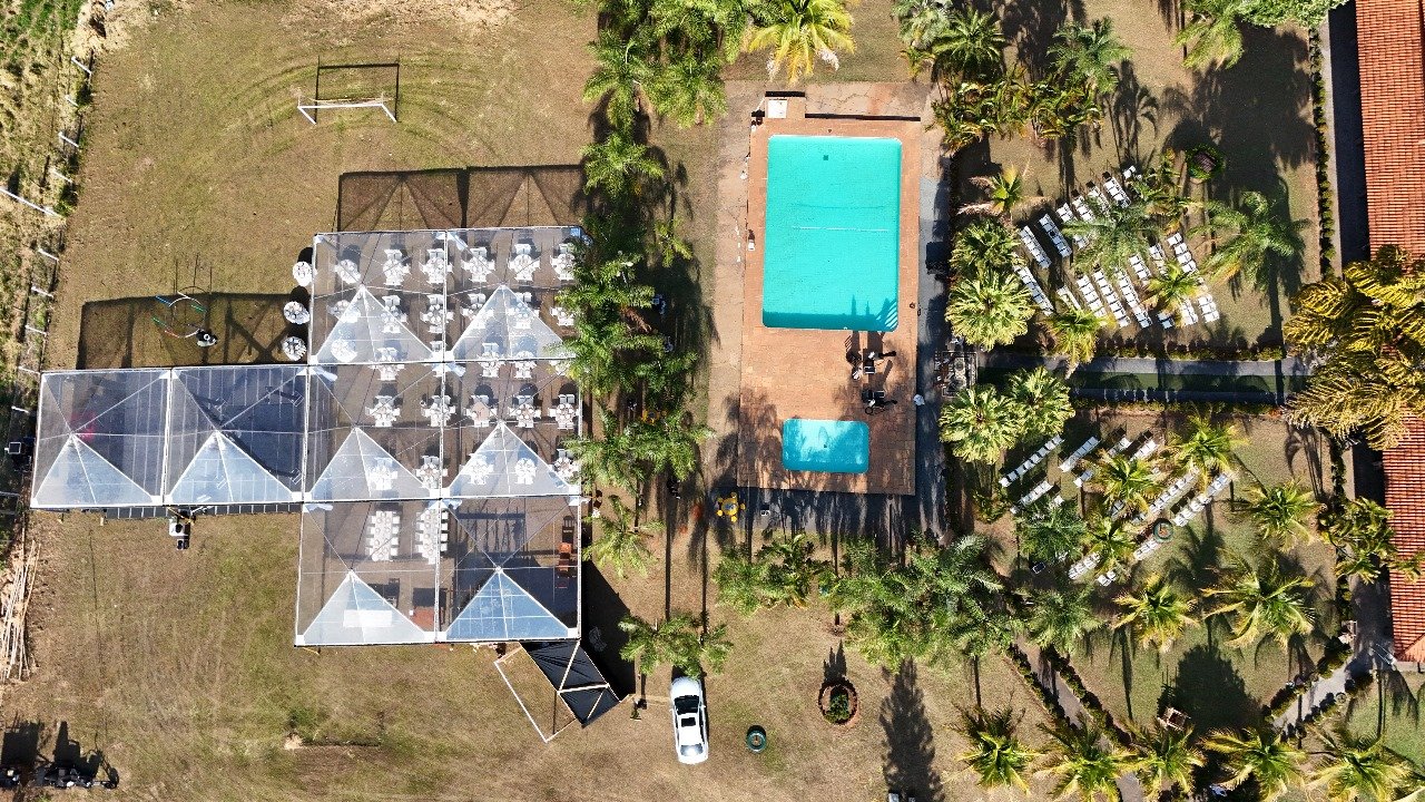 Vista aérea de tenda cristal em evento