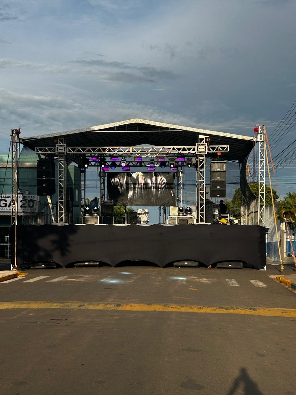 Palco profissional com estrutura de som e iluminação
