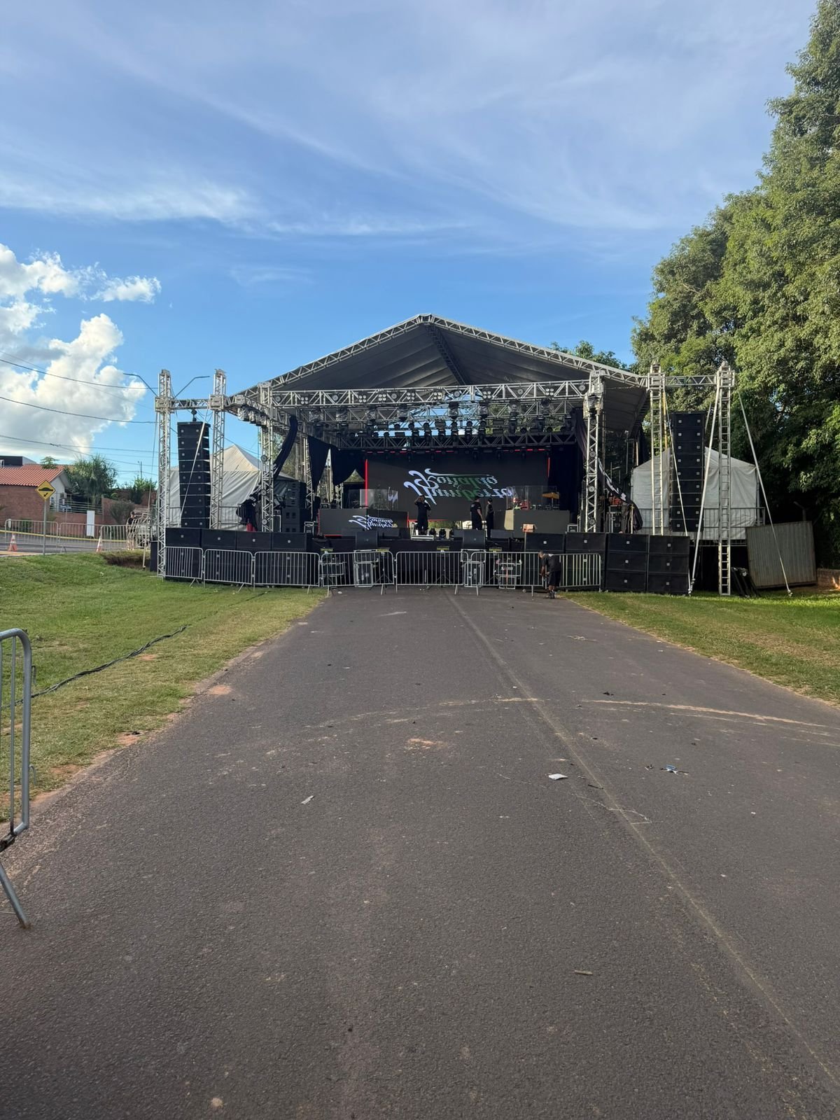Estrutura de palco montada pela Faith Locações